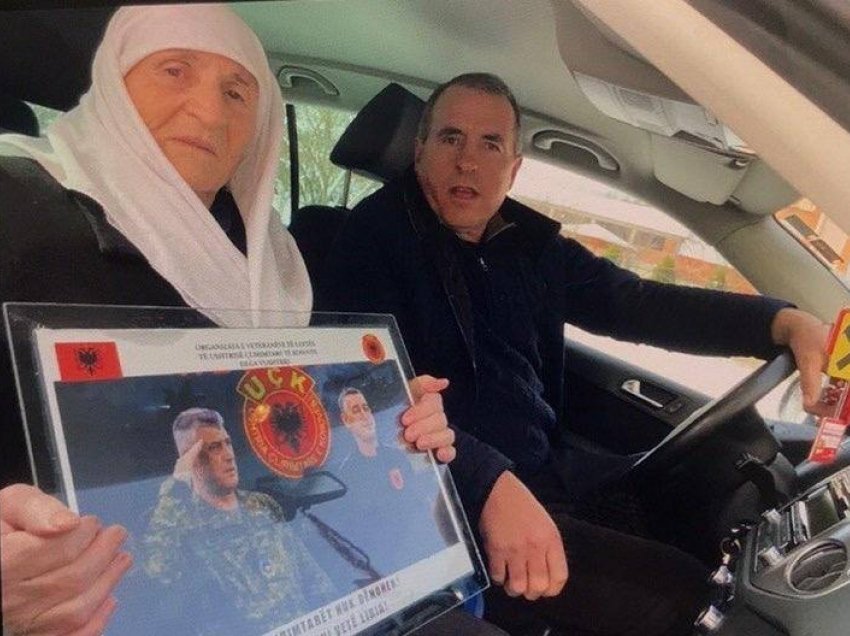 E moshuara shkon për të votuar me fotografitë e Thaçit dhe Veselit
