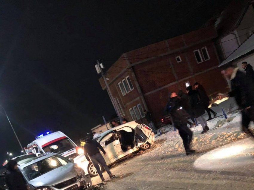 Aksident i rëndë në Podujevë, iu këputet dera e veturës – një person e merr autoambulanca 