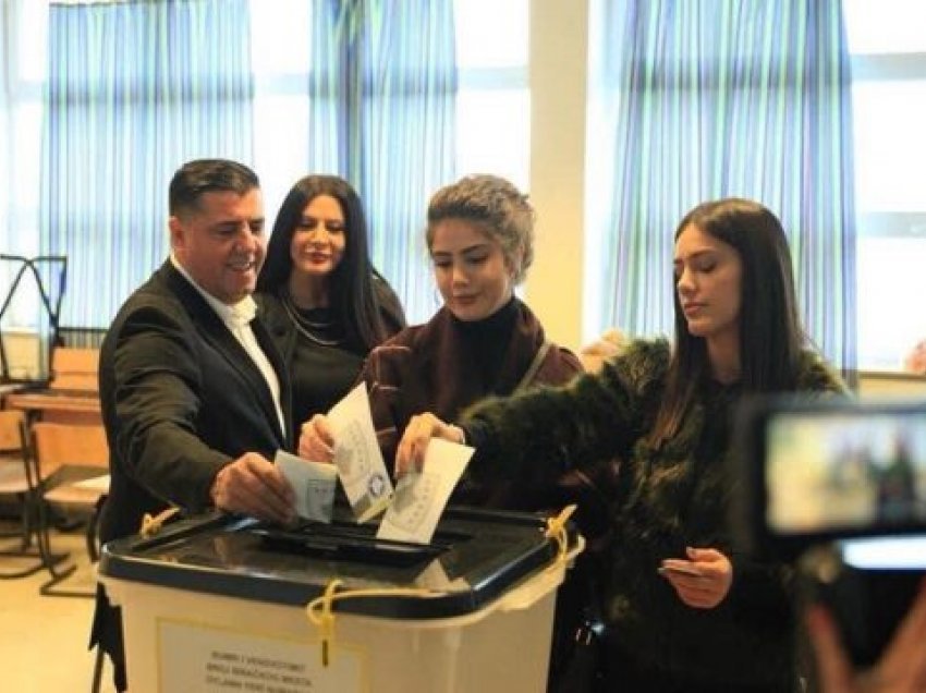 Lutfi Haziri voton së bashku me gruan dhe vajzat
