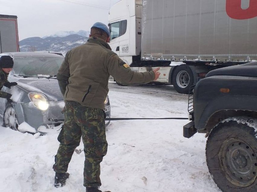 Forcat e Ushtrisë “shkulin” mjetin nga akulli/ Ministria: Cisternë me karburant për makinat e mbetura në aksin Milot-Lezhë