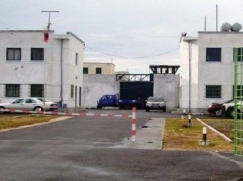 Burgu i Shënkollit prej 24 orësh pa drita, të dënuarit ankohen për mungesën e ujit dhe ushqimit