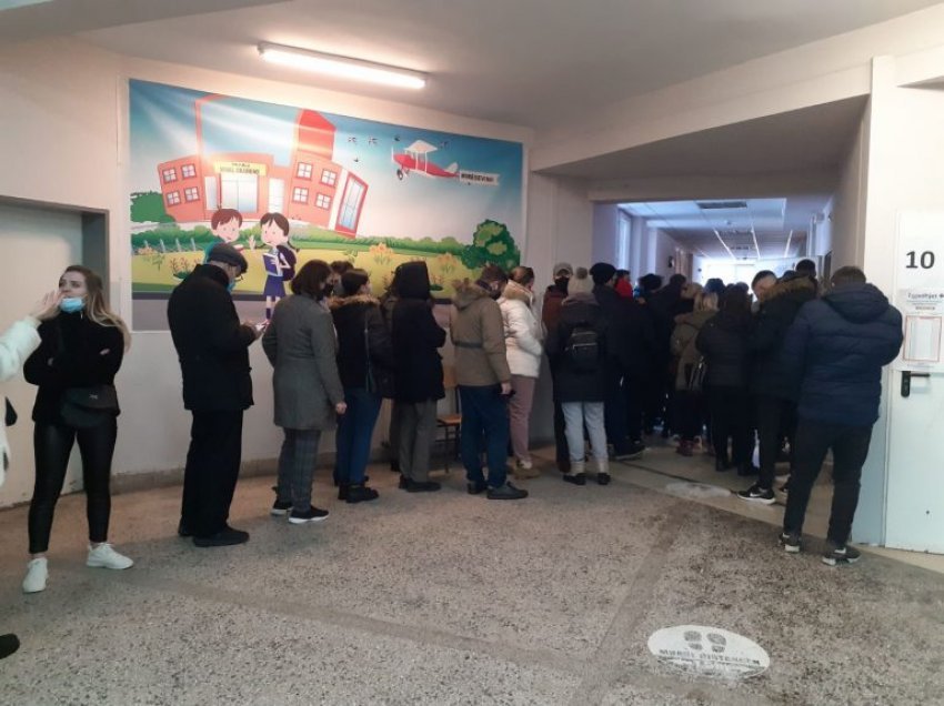 Pritje deri në tri orë për votim në Fushë Kosovë, radhë të gjata 1 orë para mbylljes