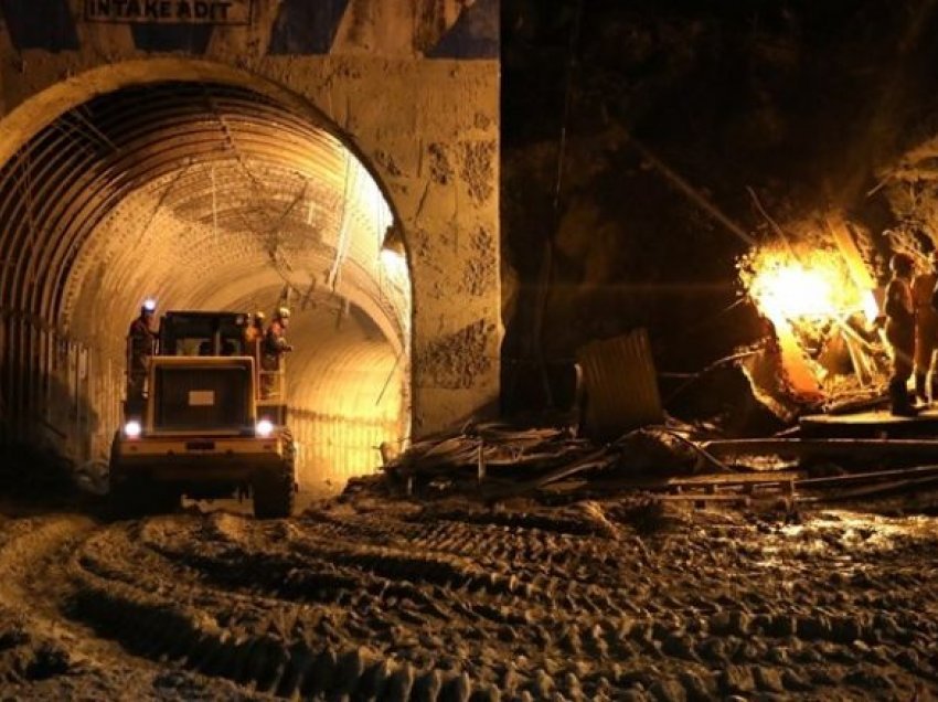 Nëntë trupa u nxorën nga një tunel në veri të Indisë
