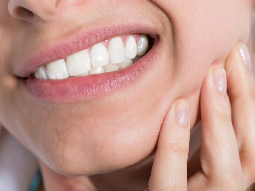 Kërcitja e dhëmbëve – Si ta ndaloni dhe rreziku që vjen prej saj