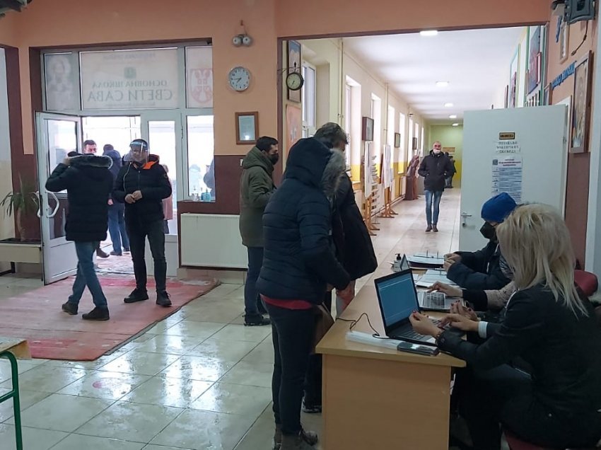Fluks i madh votuesish në Mitrovicën e Veriut, pjesa më e madhe nga komuniteti serb