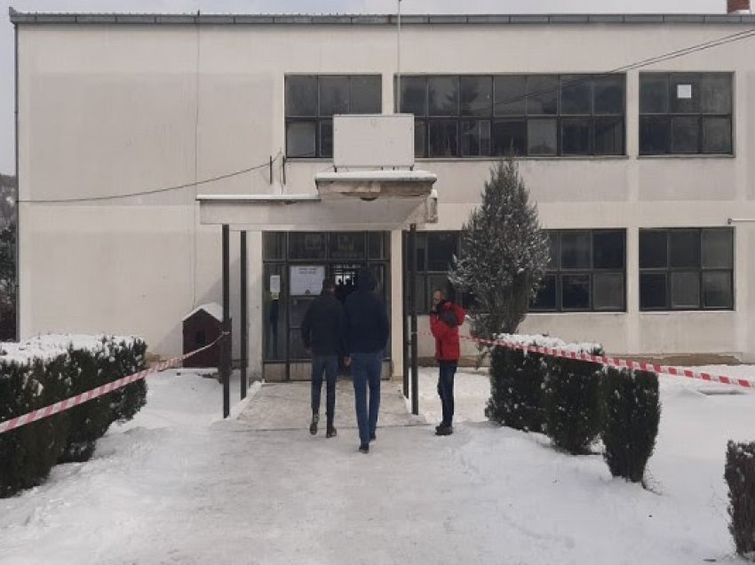 ​Qendra e votimit në Lisock të Kamenicës nuk hapet në kohë, shkak reshjet e borës