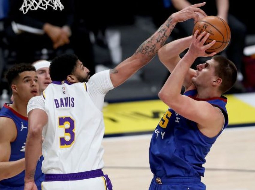 LA Lakers mposhten nga Denver Nuggets, lëndohet Anthony Davis