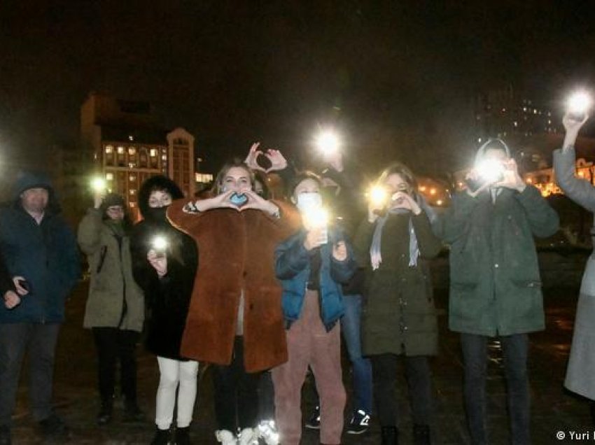 Shën Valentini prapa hekurave! Gratë ruse, protestë për të burgosurat politike