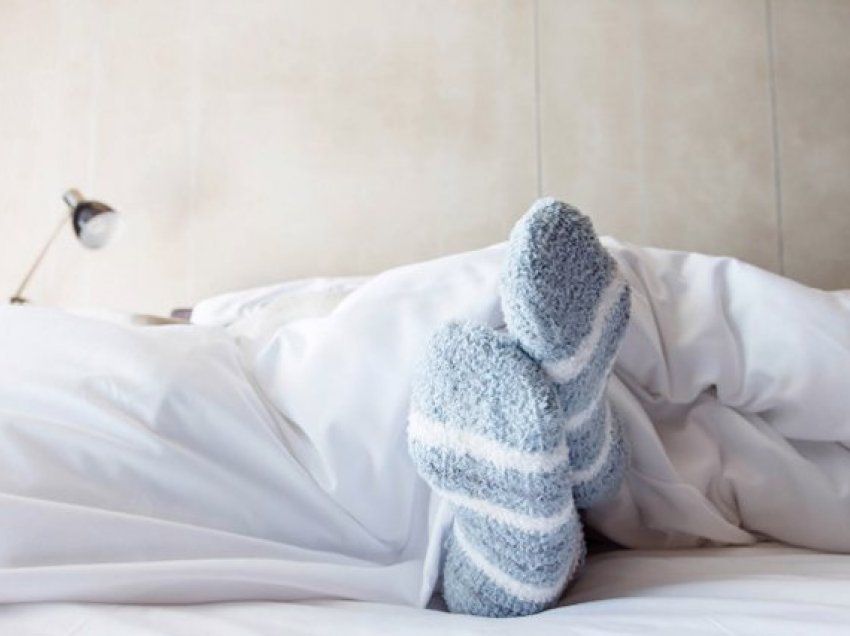 Për ata që nuk i zë gjumi: Doktoresha shpjegon pse duhet të mbani çorape në shtrat