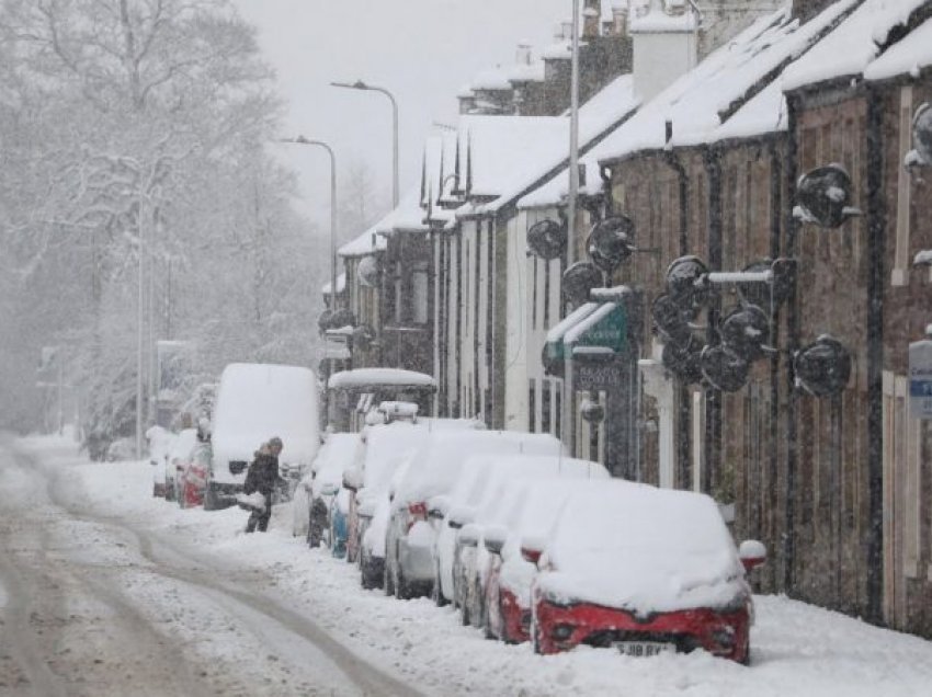 Britani e Madhe, alarm nga reshjet e dëborës, paralajmërohet bllokimi i zonave rurale