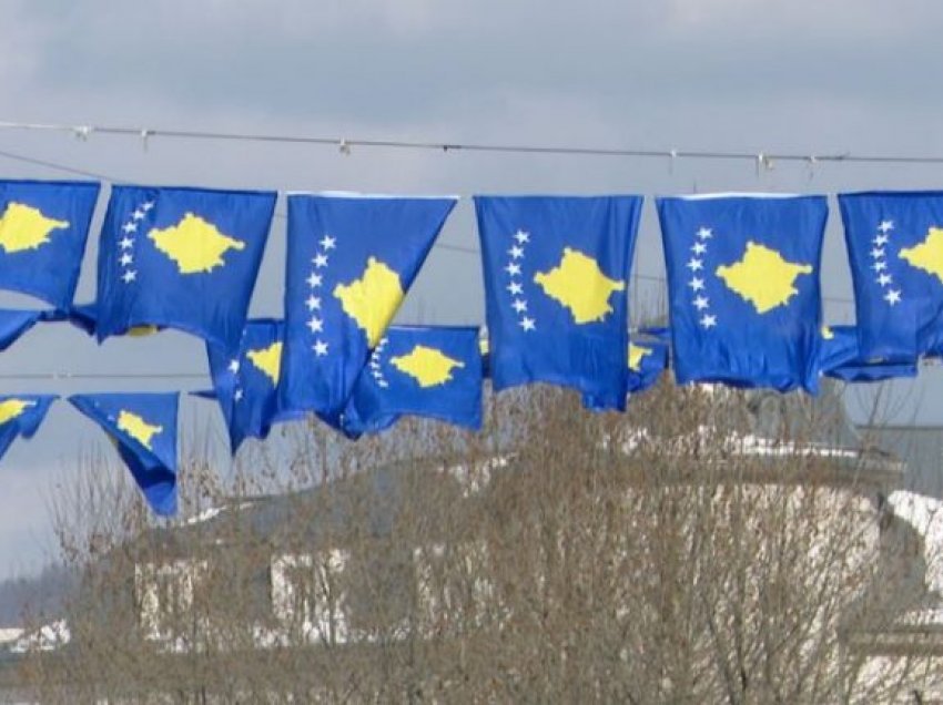 Në sheshet e Prishtinës vendosen flamujt e Kosovës