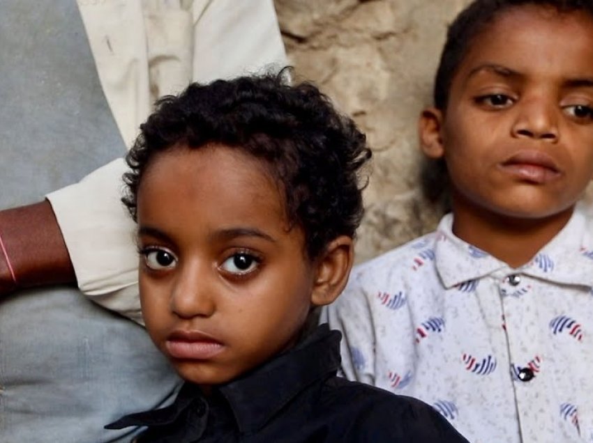 Jemen, vogëlushi e shpëton motrën nga snajperi 