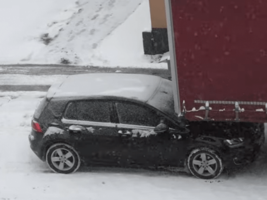 VW Golf parkohet nën rimorkio të kamionit për t’a ruajtur xhamin e veturës