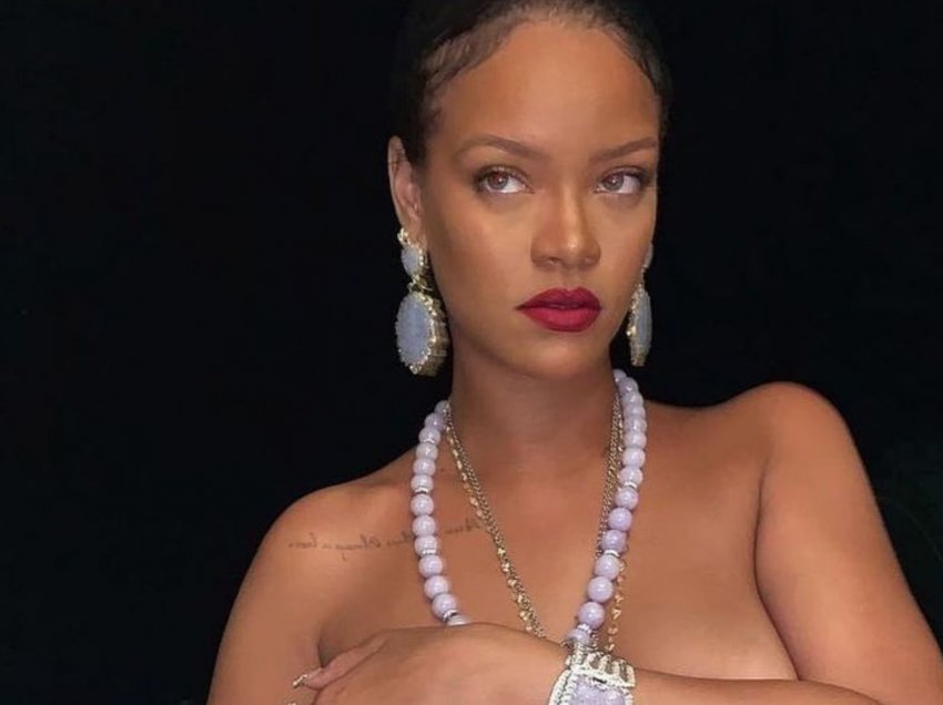 Rihanna pozon nudo, ja si e mbulon gjoksin