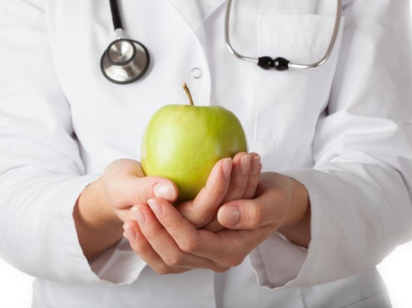 A e mban me të vërtetë një mollë në ditë doktorin larg?