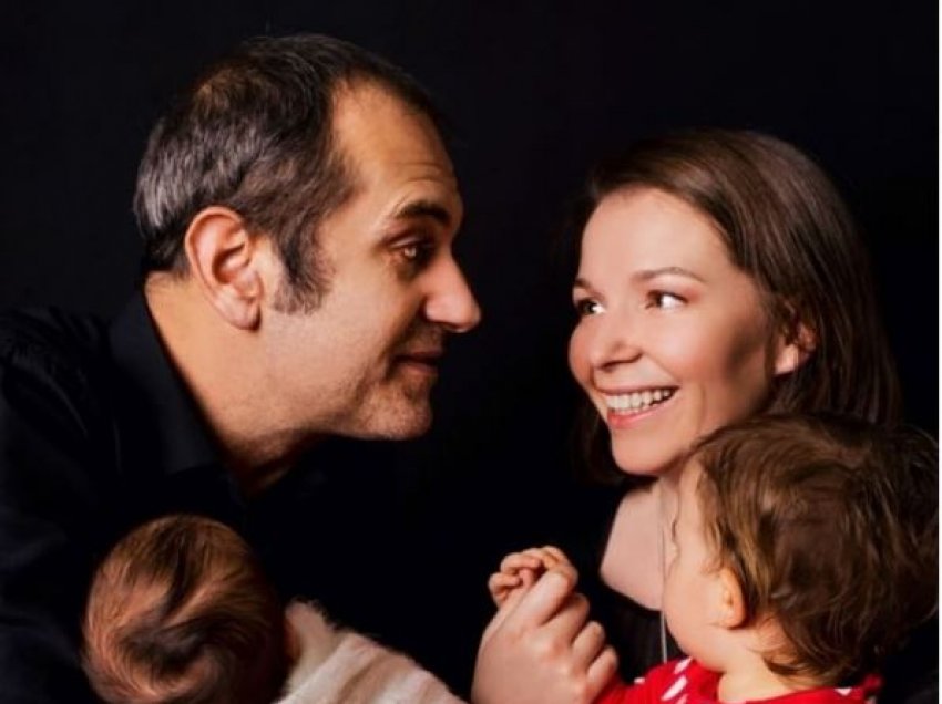 “Ishim të zënë duke krijuar kujtime të çmuara”- Rona Nishliu publikon për herë të parë një foto familjare që pas ardhjes në jetë të djalit të saj