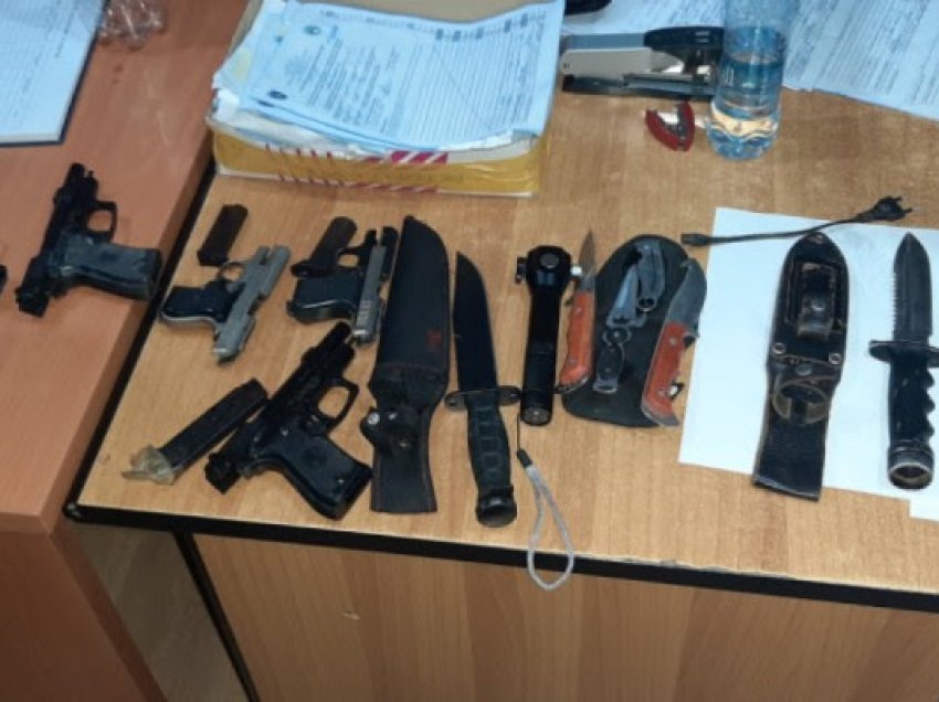 Armë e thika, konfiskohen në shtëpinë e ferizajasit që kërcënoi me armë gruan dhe fëmijët e tij
