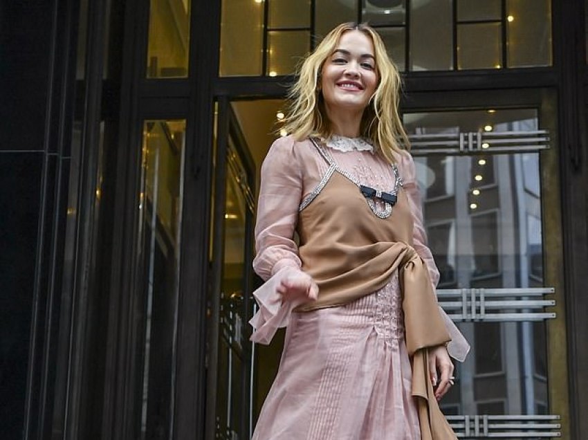 Rita Ora vishet me fustan rozë gjatë setit fotografik për ‘The Voice’