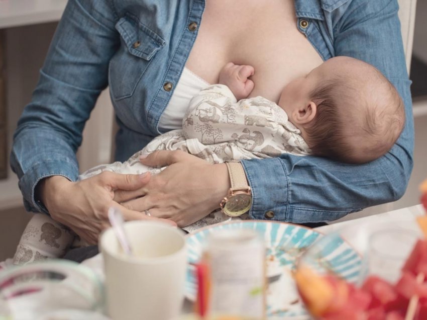 A rrezikon një nënë me Covid-19 ta infektojë fëmijën përmes qumështit të gjirit?