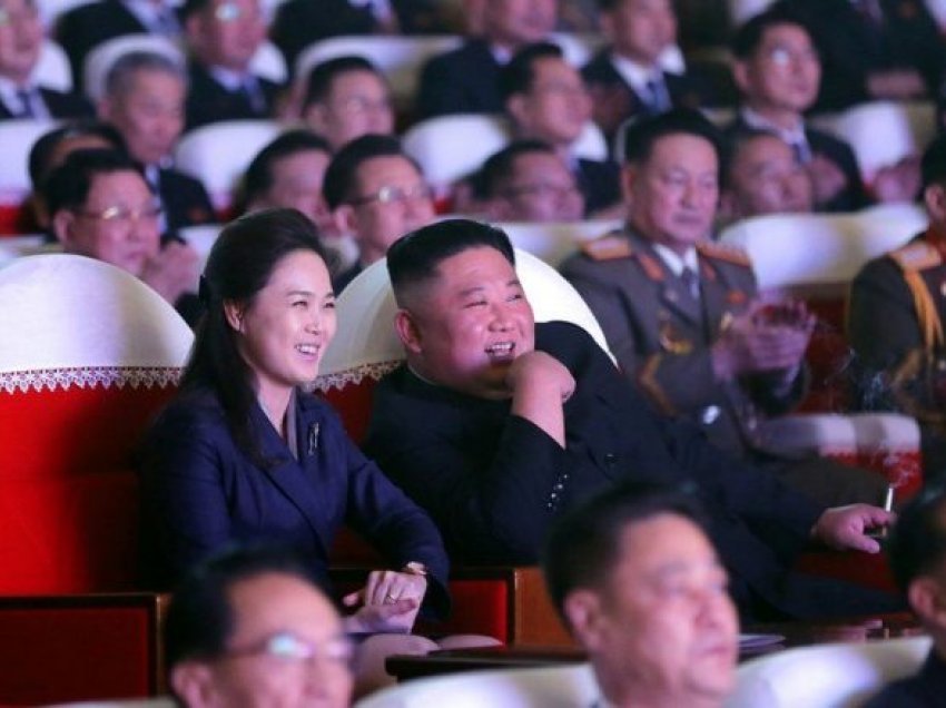 Gruaja e udhëheqësit të Koresë së Veriut bën paraqitjen e parë, pasi ishte “zhdukur” për rreth një vit