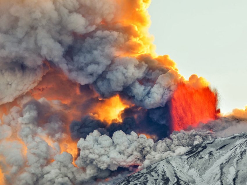 Etna shpërthen sërish/ Lumenj llave dhe re hiri, mbyllet aeroporti i Katanias