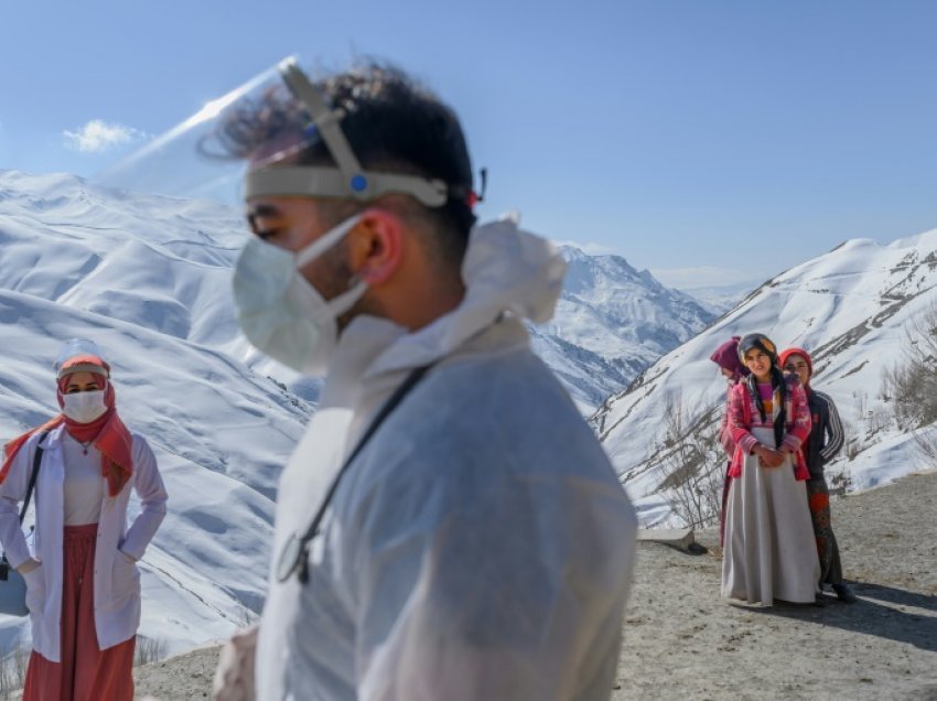 Mjekët në aksion… Duke luftuar frikën nga vaksina në malet e Turqisë