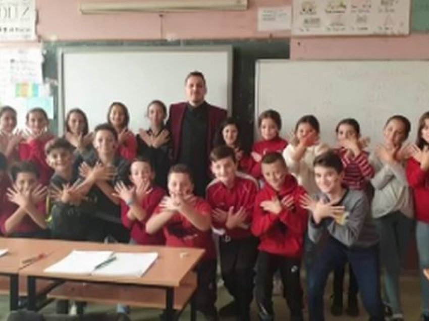 Bën orë shtesë që t’u mësojë nxënësve këngë shqipe, mësuesi në Shkup: Është sfiduese, por po ja dalim