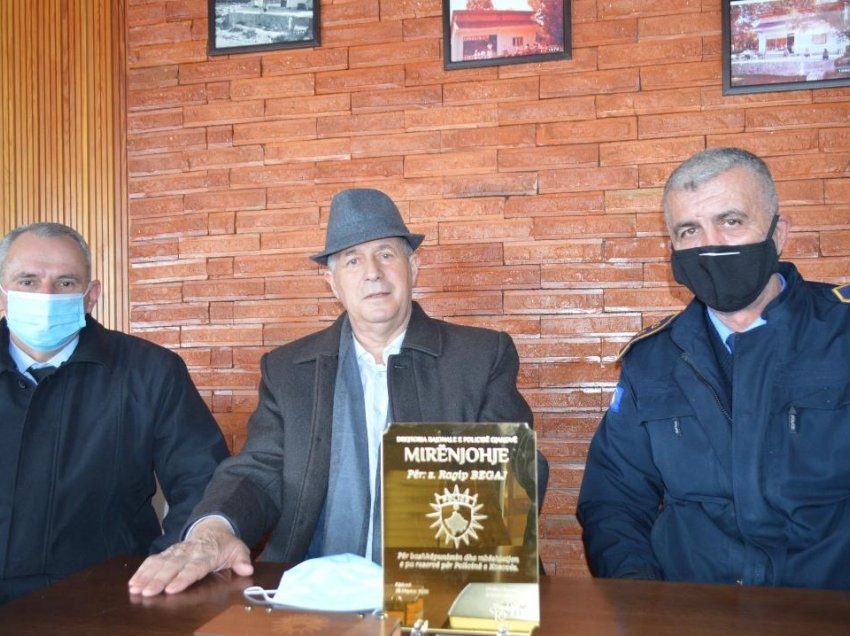 Policia Rajonale e Gjakovës ka ndarë mirënjohje për kryetarin e Malishevës, Ragip Begaj