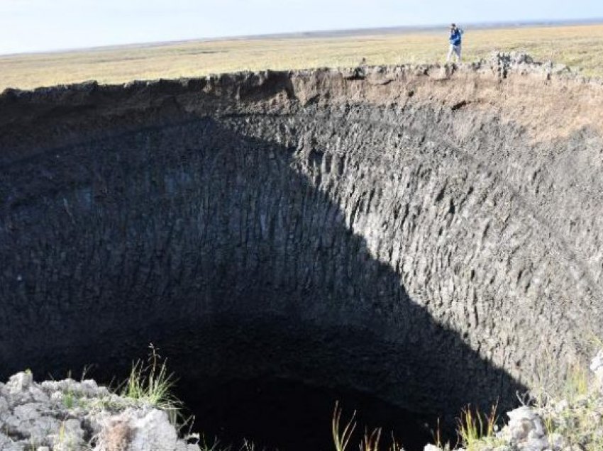 Shkencëtarët thonë se “kanë zbuluar misterin” e vrimave masive që formohen në tokat e acarta siberiane