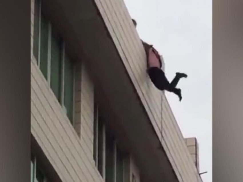 Për t'i shpëtuar burrit, kjo grua e hedhë të dashurin nga ballkoni