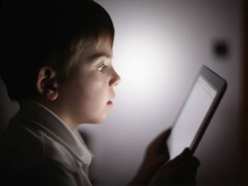 Studimi: Ekranet e celularëve dhe tabletave shpërqëndrojnë fëmijët