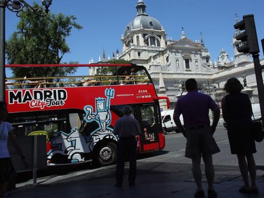 Kufizimet liberale për pandeminë tërheqin turistë në Madrid
