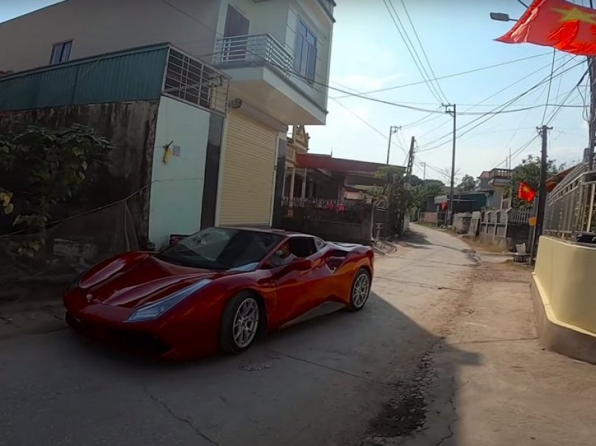 Ferrari punëdore i disa vietnamezëve në shitje për 25 mijë dollarë