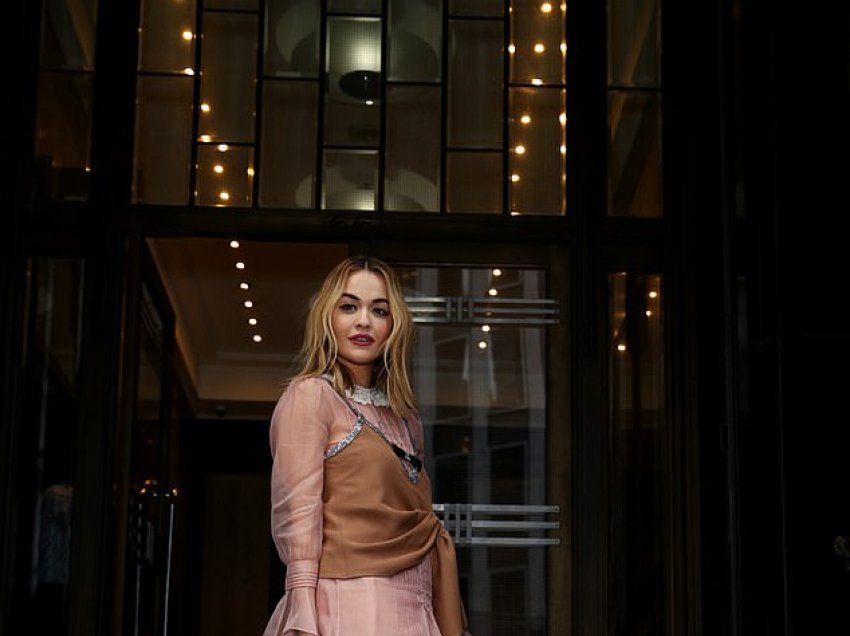 Rita Ora shkëlqen me dukjen e saj në Australi, ndjehet e lumtur që do të jetë pjesë e jurisë së “The Voice”