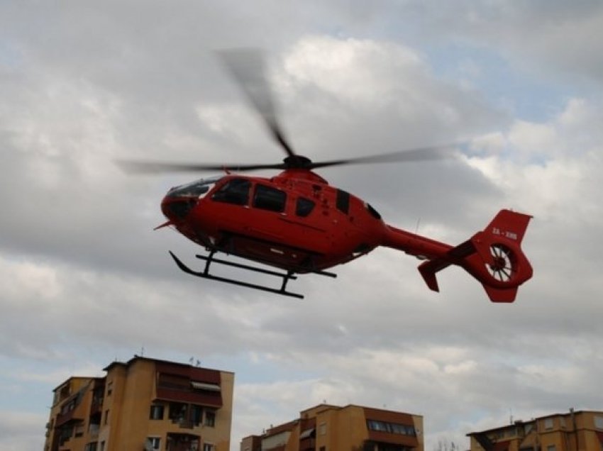 Sherr me thika mes të rinjve, njëri i plagosur rëndë niset me helikopter drejt Tiranës