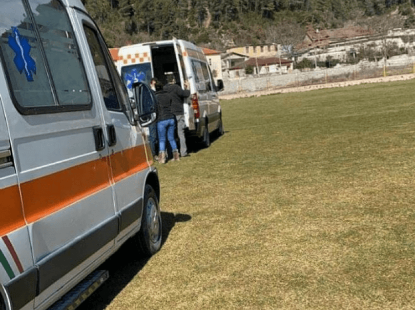 Detaje/ Si u masakruan me thikë nga 33 vjeçari dy të rinjtë, transportohen me helikopter drejt Tiranës në gjendje të rëndë