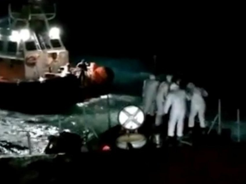 Autoritetet italiane shpëtojnë 45 imigrantë që iu përmbys anija