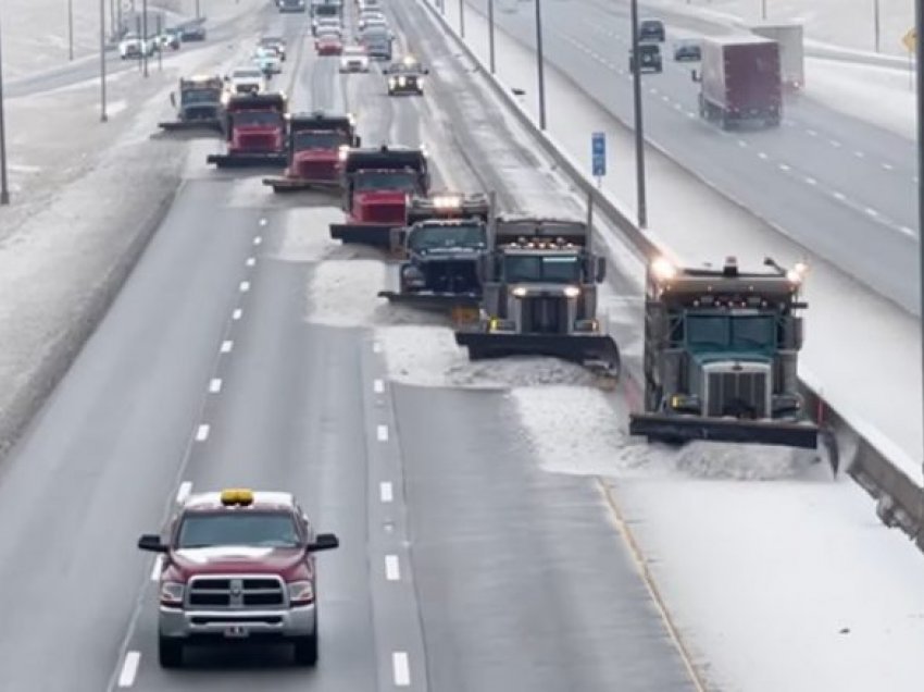 Shtatë kamionë për të pastruar rrugën, kështu largohet bora nga një autostradë në SHBA