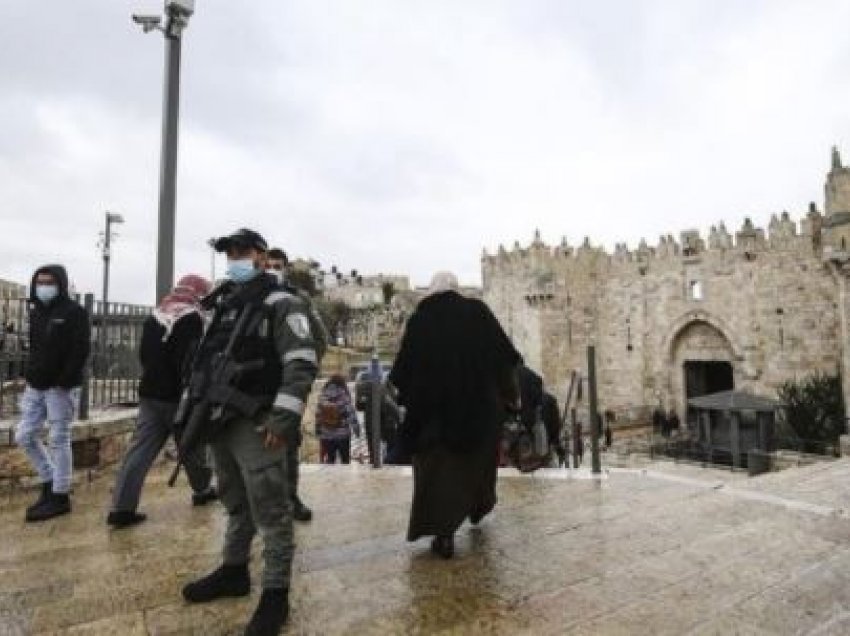 Izraeli nuk lejon qindra palestinezë të falin namazin e xhumasë në Mesxhid al-Aksa 