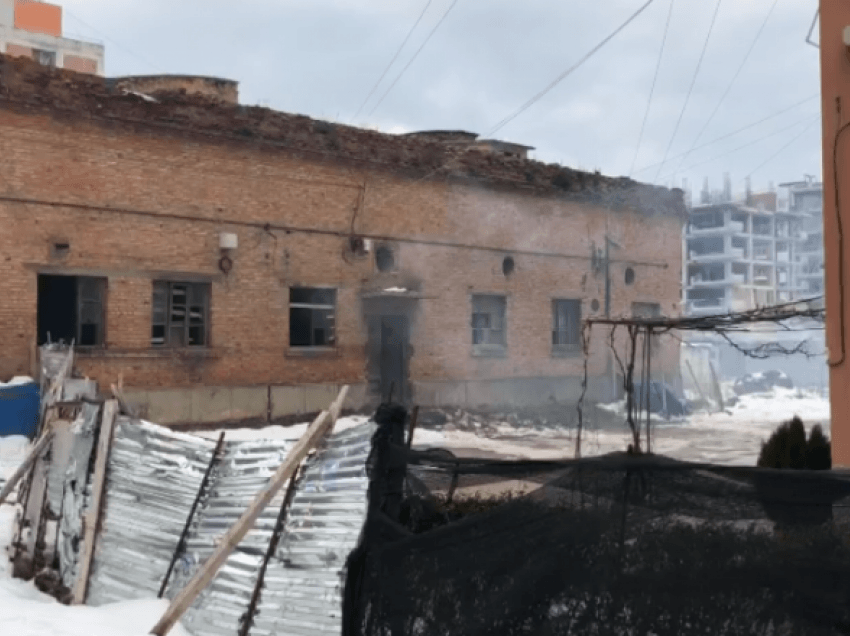 Digjen lëndë toksike në Ish-trikotazhin e Korçës, 10 familje të rrezikuara nga helmi