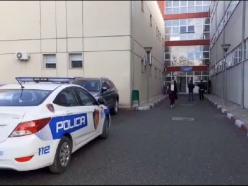 Goditi mjekun në krye të detyrës, arrestohet 24 vjeçari në Tiranë/ Policia e prangos në flagrancë