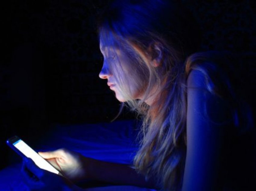 Ekspozimi ndaj dritës blu nga telefonat dhe ekranet e kompjuterit pengojnë gjumin