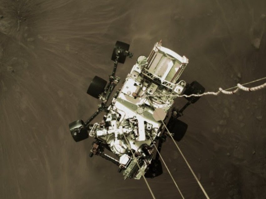 NASA i gëzohet suksesit, imazhe mahnitëse të zbritjes së roverit në Mars