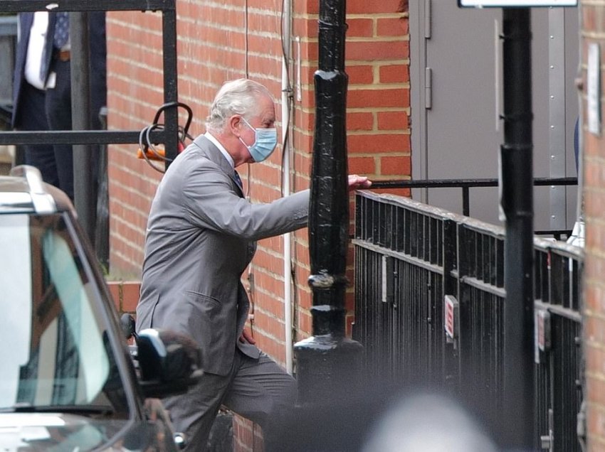 Princ Charles viziton babain e tij në spital në natën e katërt të shtrimit