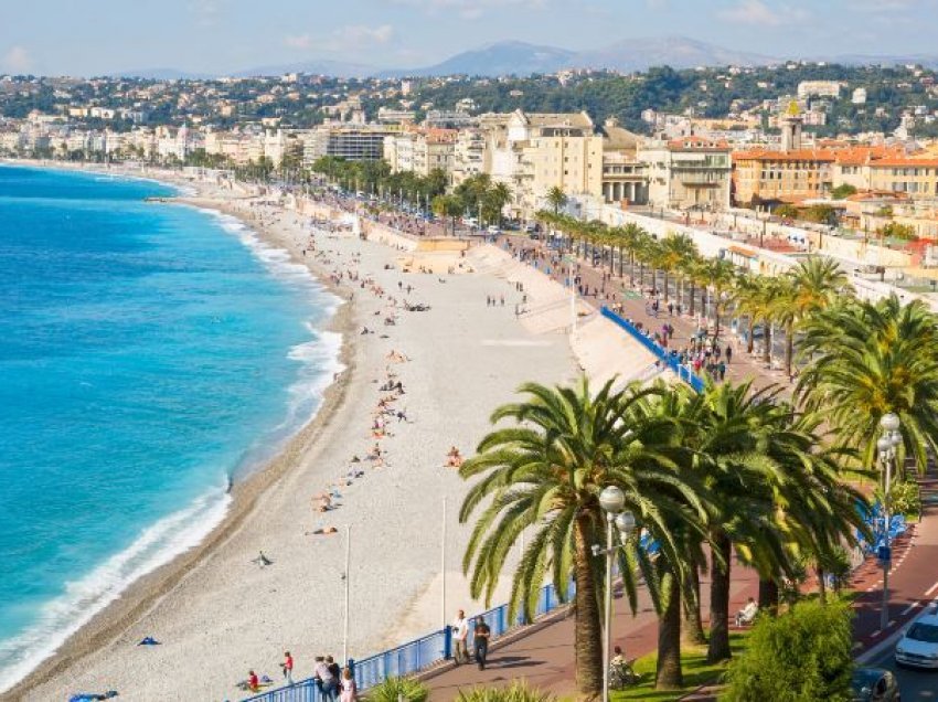 Qyteti bregdetar francez kërkon nga turistët të qëndrojnë larg tij për shkak të COVID-19
