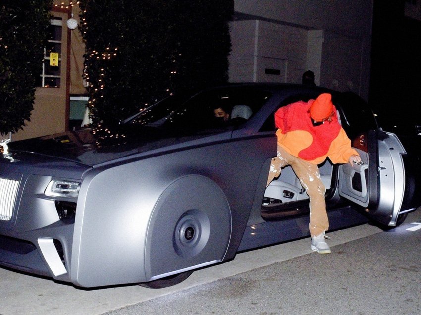 Justin Bieber shfaqet me lot teksa pranon veturën e mahnitshme Rolls Royce të bërë posaçërisht për të