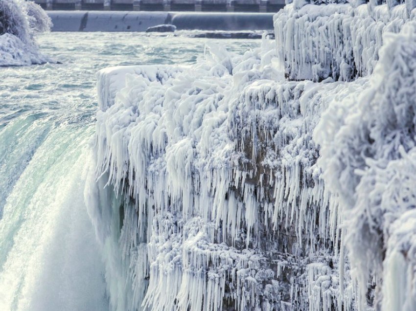 I ftohti ekstrem në SHBA/ Spektakël i natyrës, ngrin ujëvara e Niagarës