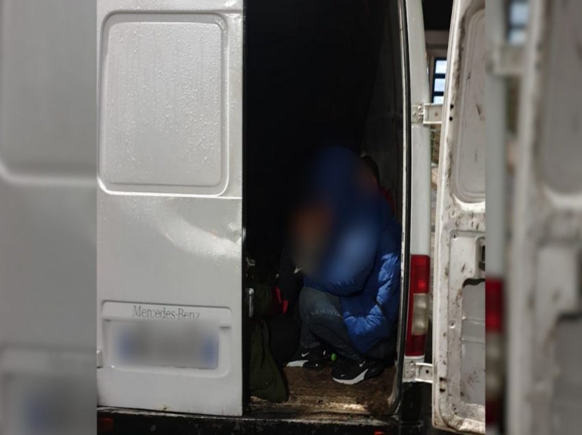 Makinë me qera për transportimin e emigrantëve drejt Kukësit, arrestohet korçari 25 vjeçar