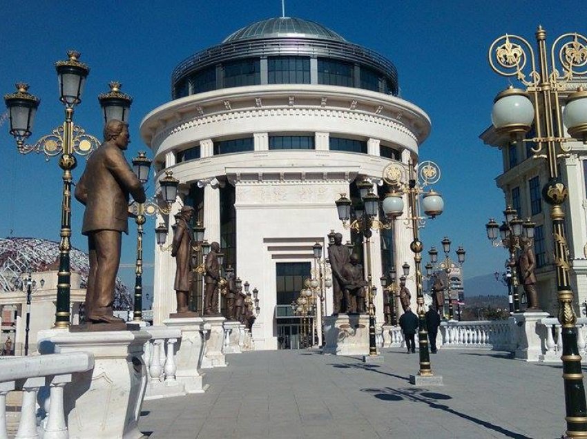 Dënime me para për katër persona nga Shkupi, për mosrespektim të orës policore