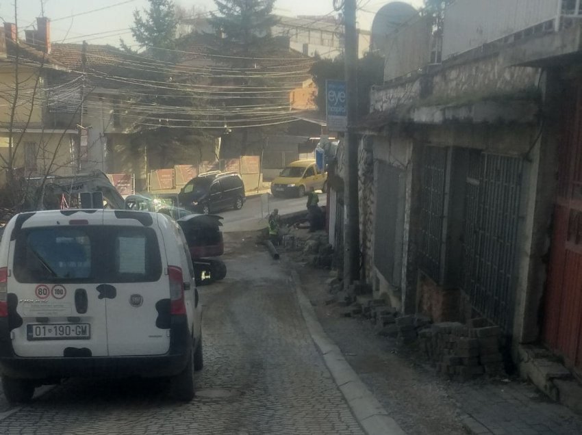 3 ditë pa ujë, banorja nga lagjja Arbëria: KEDS dëmtoi gypat e ujit